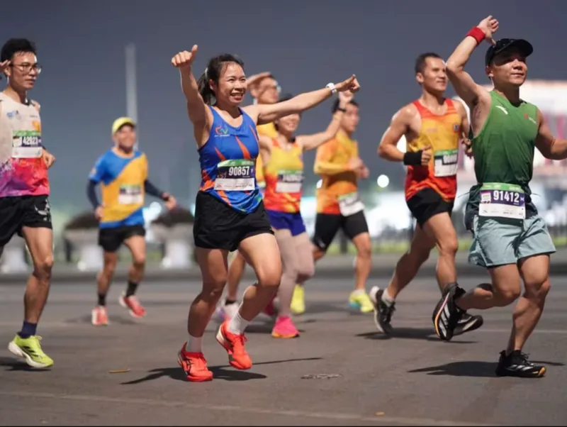 Người mới nên bắt đầu từ cự ly ngắn, sau đó tăng dần lên Half Marathon hoặc Full Marathon khi thể lực ổn định.