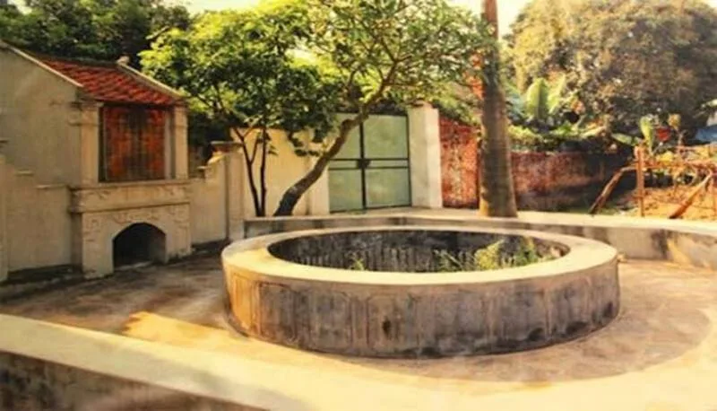 Giếng đầy nước trước nhà thường được xem là hình ảnh tích cực về sự ổn định và hy vọng.