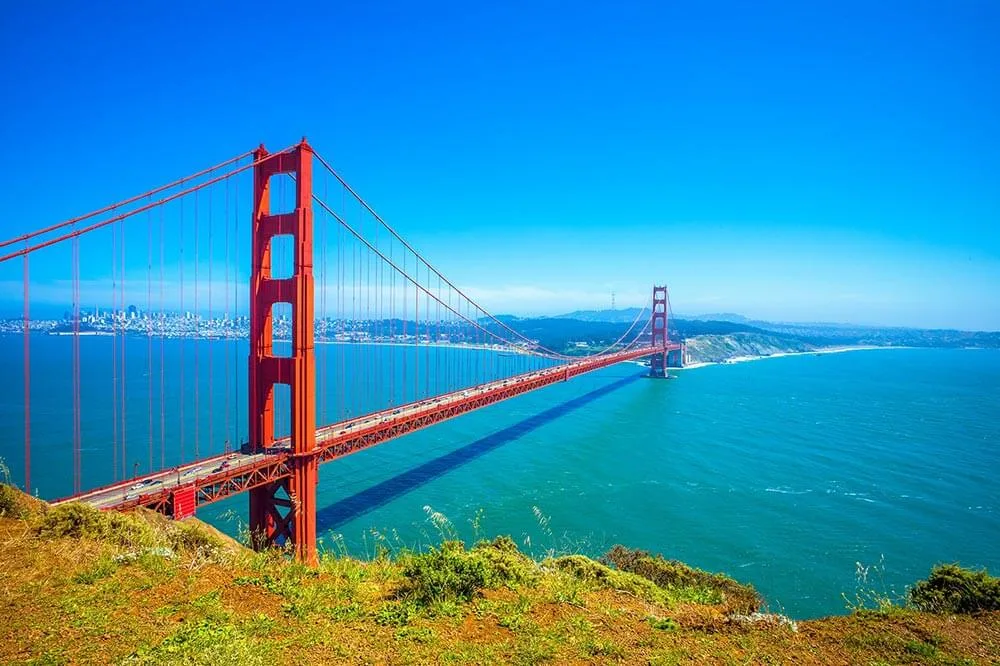 Cầu Cổng Vàng nối San Francisco với hạt Marin qua eo biển Golden Gate.